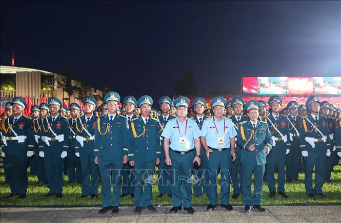 Thiếu tướng Vũ Hồng Sơn, Tư lệnh Quân chủng Phòng không - Không quân thăm và động viên khối đứng sĩ quan của quân chủng tham gia Sơ duyệt. Ảnh: Trọng Đức - TTXVN