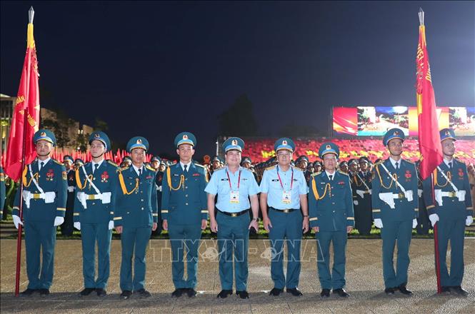 Thiếu tướng Vũ Hồng Sơn, Tư lệnh Quân chủng Phòng không - Không quân thăm và động viên khối đứng sĩ quan của quân chủng tham gia Sơ duyệt. Ảnh: Trọng Đức - TTXVN