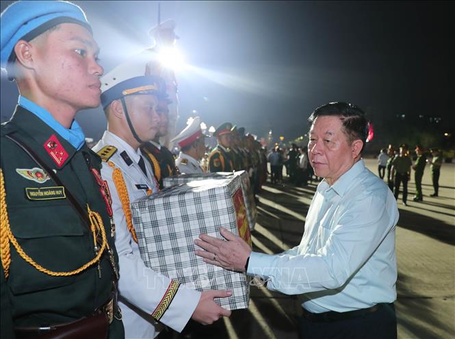 Đồng chí Nguyễn Trọng Nghĩa, Ủy viên Bộ Chính trị, Bí thư TW Đảng, Trưởng Ban Tuyên giáo và Dân vận Trung ương tặng quà các khối tham gia buổi Sơ duyệt. Ảnh: Trọng Đức - TTXVN