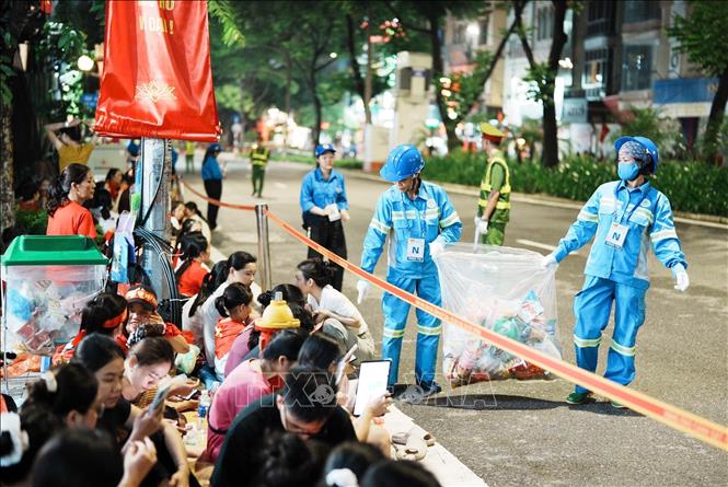 Lực lượng vệ sinh môi trường thu gom rác trong buổi Sơ duyệt sự kiện A80. Ảnh: Phạm Tuấn Anh-TTXVN