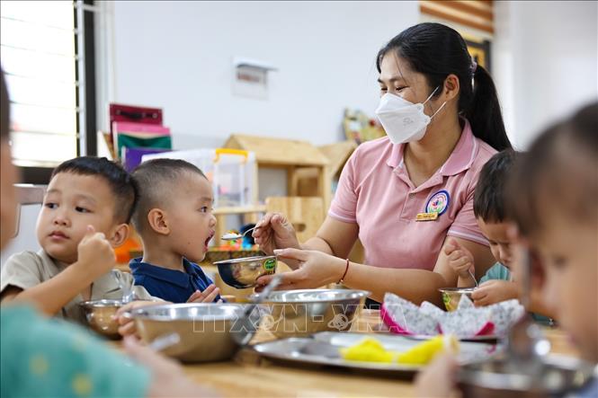 Công tác bán trú và bữa ăn đảm bảo dinh dưỡng, an toàn thực phẩm được đặc biệt chú trọng. Ảnh: Thanh Tùng - TTXVN 