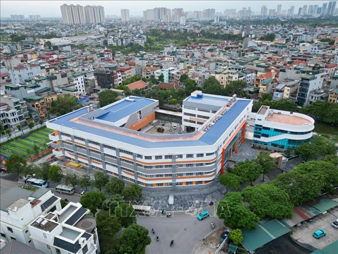 Cùng với đầu tư hạ tầng, thành phố sẽ tiếp tục nghiên cứu, rà soát, hoàn thiện và đổi mới các cơ chế, huy động sự tham gia, đóng góp của toàn xã hội nhằm nâng cao hiệu quả đầu tư và phát triển bền vững ngành giáo dục và đào tạo. Ảnh: Thanh Tùng - TTXVN 