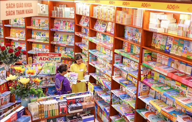 Lựa chọn sách giáo khoa tại hệ thống nhà sách của Nhà xuất bản Giáo dục Việt Nam để đảm bảo không sử dụng phải sách giả, sách lậu. Ảnh: Thanh Tùng - TTXVN