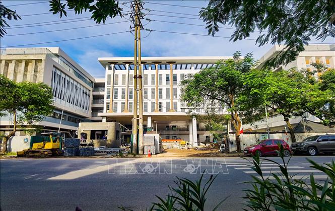 Trường THPT Đỗ Mười có quy mô 5 tầng nổi, 1 tầng hầm, gồm 45 lớp học, nhà hiệu bộ, nhà đa năng và các phòng chức năng khác đang hoàn thiện. Ảnh: Thanh Tùng - TTXVN