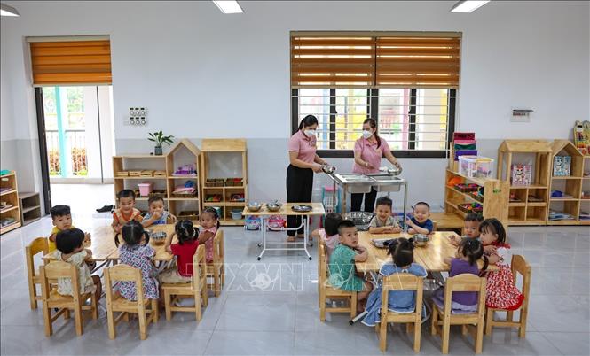 Công tác bán trú và bữa ăn đảm bảo dinh dưỡng, an toàn thực phẩm được đặc biệt chú trọng. Ảnh: Thanh Tùng - TTXVN 