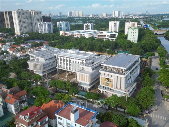 Trường THPT Đỗ Mười có quy mô 5 tầng nổi, 1 tầng hầm, gồm 45 lớp học, nhà hiệu bộ, nhà đa năng và các phòng chức năng khác đang hoàn thiện. Ảnh: Thanh Tùng - TTXVN