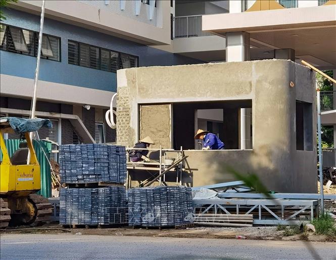 Trường THPT Đỗ Mười có tổng mức đầu tư 332 tỷ đồng, trong đó chi phí xây dựng là 228 tỷ đồng và chi phí thiết bị 46 tỷ đồng đang được khẩn trương hoàn thiện. Ảnh: Thanh Tùng - TTXVN