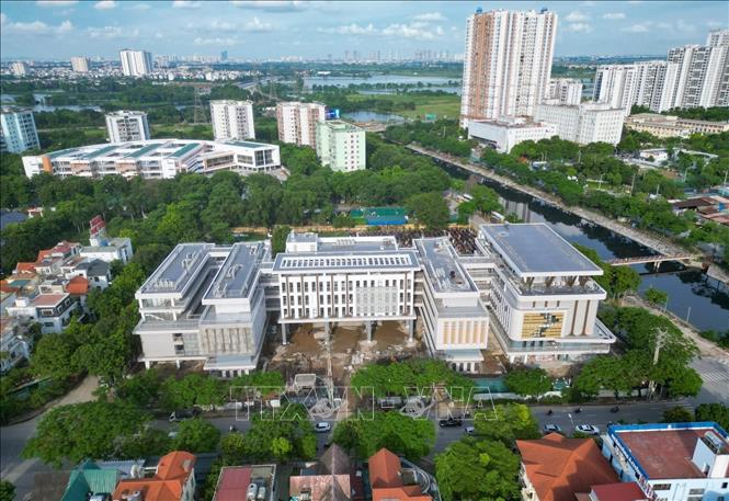 Trường THPT Đỗ Mười có tổng mức đầu tư 332 tỷ đồng, trong đó chi phí xây dựng là 228 tỷ đồng và chi phí thiết bị 46 tỷ đồng đang được khẩn trương hoàn thiện. Ảnh: Thanh Tùng - TTXVN