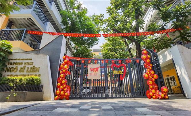 Nhiều trường học trang trí rực rỡ nhân dip kỷ niệm 80 năm Ngày Quốc khánh (2/9) và sẵn sàng cho lễ khai giảng năm học mới 2025 - 2026 vào 5/9 tới đây. Ảnh: Thanh Tùng - TTXVN