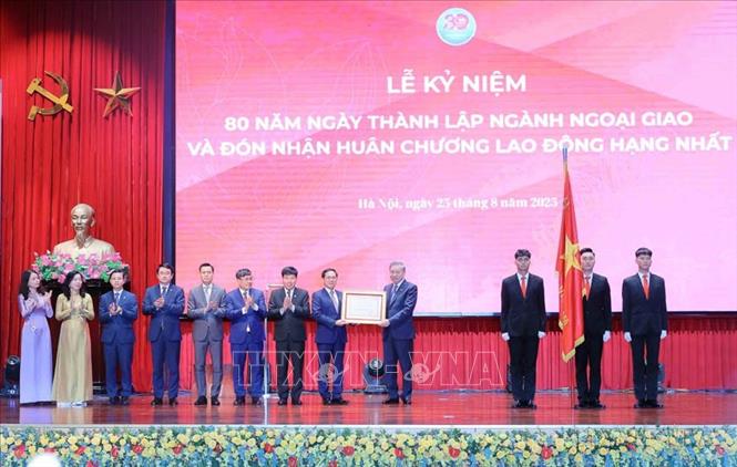 Tổng Bí thư Tô Lâm trao tặng Huân chương Lao động hạng Nhất cho ngành Ngoại giao tại Lễ kỷ niệm 80 năm Ngày thành lập ngành (28/8/1945 - 28/8/2025). Ảnh: An Đăng - TTXVN