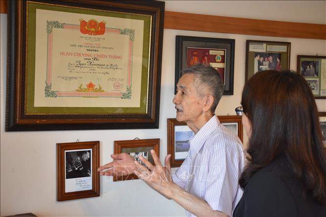 Ông Phan Thế Vọng giới thiệu những kỷ vật của cha với phóng viên TTXVN. Ảnh: Phạm Tuân – PV TTXVN tại Nhật Bản