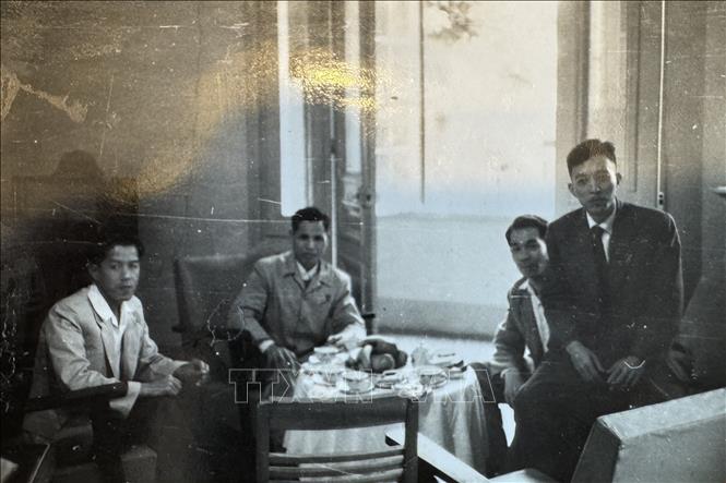 Ảnh chụp ông Phan Lai (ngoài cùng bên phải) cùng những người bạn Nhật Bản và Việt Nam trong thời gian làm việc tại Hà Nội. Ảnh: Phạm Tuân – PV TTXVN tại Nhật Bản