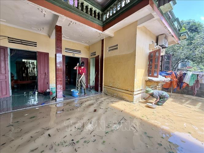 Nước lũ vẫn mấp mé bờ hè của một nhà dân ven sông Mã. Ảnh: Hoa Mai - TTXVN
