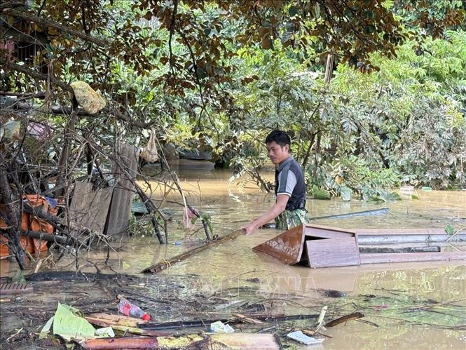 Sau 3 ngày ngập sâu, nước ở vùng ngoại đê sông Mã đoạn qua phường Hàm Rồng đã dần rút xuống, hiện chỗ sâu nhất chỉ còn xấp xỉ 1m nước. Ảnh: Hoa Mai - TTXVN