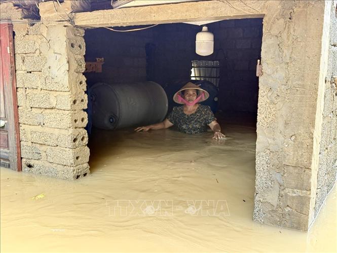 Do ảnh hưởng của bão số 5, nước sông Mã dâng cao, hàng nghìn ngôi nhà ở phường Hàm Rồng chìm trong biển nước, nhiều hộ ngập sâu từ 2 - 4m. Ảnh: Hoa Mai - TTXVN