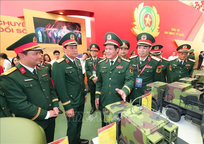  Thượng tướng Vũ Hải Sản, Thứ trưởng Bộ Quốc phòng và các đại biểu tham quan khu trưng bày các sản phẩm quốc phòng tại Triển lãm. Ảnh: Trọng Đức - TTXVN