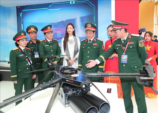 Thượng tướng Vũ Hải Sản, Thứ trưởng Bộ Quốc phòng và các đại biểu tham quan khu trưng bày các loại máy bay không người lái do Việt Nam sản xuất.  Ảnh: Trọng Đức - TTXVN