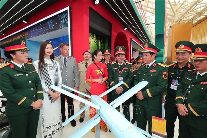  Thượng tướng Vũ Hải Sản, Thứ trưởng Bộ Quốc phòng và các đại biểu tham quan khu trưng bày các loại máy bay không người lái do Việt Nam sản xuất. Ảnh: Trọng Đức - TTXVN