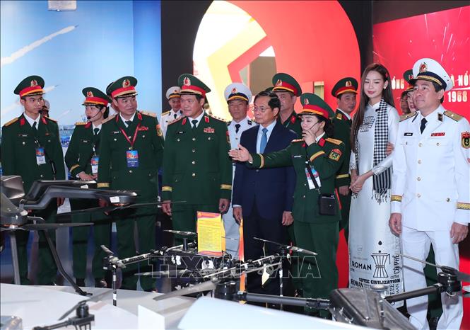 Phó Thủ tướng, kiêm Bộ trưởng Bộ Ngoại giao Bùi Thanh Sơn, Thượng tướng Vũ Hải Sản, Thứ trưởng Bộ Quốc phòng và các đại biểu tham quan khu trưng bày của Bộ Quốc phòng.  Ảnh: Trọng Đức - TTXVN