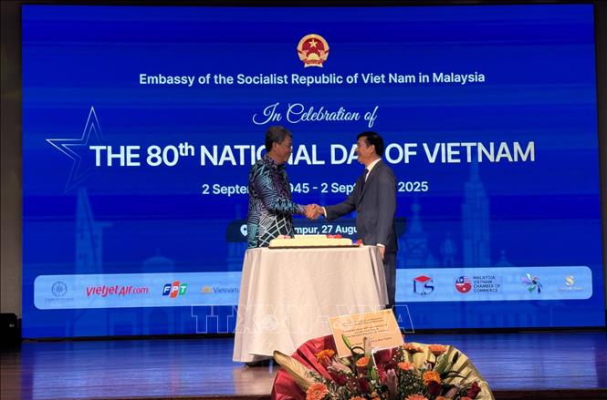 Đại sứ Việt Nam Đinh Ngọc Linh (phải) và Bộ trưởng Ngoại giao Malaysia Mohamad bin Haji Hasan (trái) trong nghi thức cắt bánh chúc mừng tại buổi lễ. Ảnh: Viên Luyến - PV TTXVN tại Malaysia.