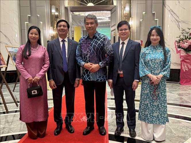 Bộ trưởng Ngoại giao Malaysia Mohamad bin Haji Hasan (giữa) và Đại sứ Đinh Ngọc Linh (thứ hai, từ trái sang) cùng phu nhân và các cán bộ Đại sứ quán Việt Nam chụp ảnh tại buổi lễ. Ảnh: Viên Luyến - PV TTXVN tại Malaysia.