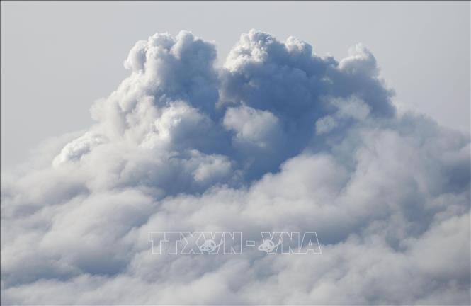 Núi lửa Shinmoe trên trên đảo Kyushu, Nhật Bản phun tro bụi, ngày 4/7/2025. Ảnh: Kyodo/TTXVN