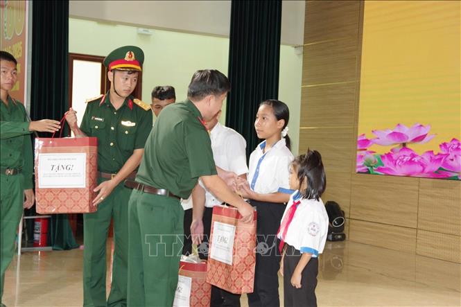 Trao quà cho học sinh ở vùng sâu, vùng xa, vùng đồng bào dân tộc thiểu số có hoàn cảnh khó khăn trên địa bàn thành phố Huế. Ảnh: Mai Trang - TTXVN 