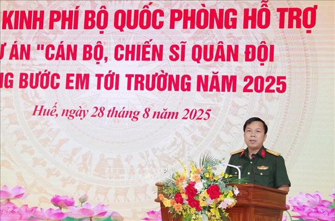 Thượng tá Trương Viết Hải, Phó Bí thư đảng uỷ, Chính uỷ Bộ Chỉ huy Quân sự thành phố Huế phát biểu tại sự kiện. Ảnh: Mai Trang - TTXVN