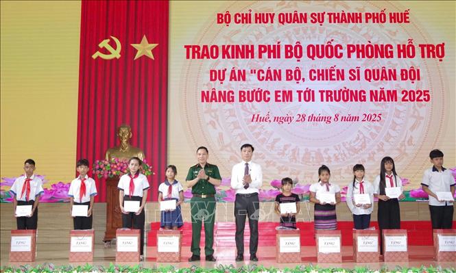 Trao quà cho học sinh ở vùng sâu, vùng xa, vùng đồng bào dân tộc thiểu số có hoàn cảnh khó khăn trên địa bàn thành phố Huế. Ảnh: Mai Trang - TTXVN 
