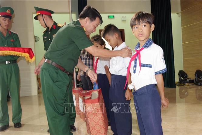 Trao quà cho các cháu là con em vùng sâu, vùng xa, vùng đồng bào dân tộc thiểu số có hoàn cảnh khó khăn trên địa bàn thành phố Huế. Ảnh: Mai Trang - TTXVN 