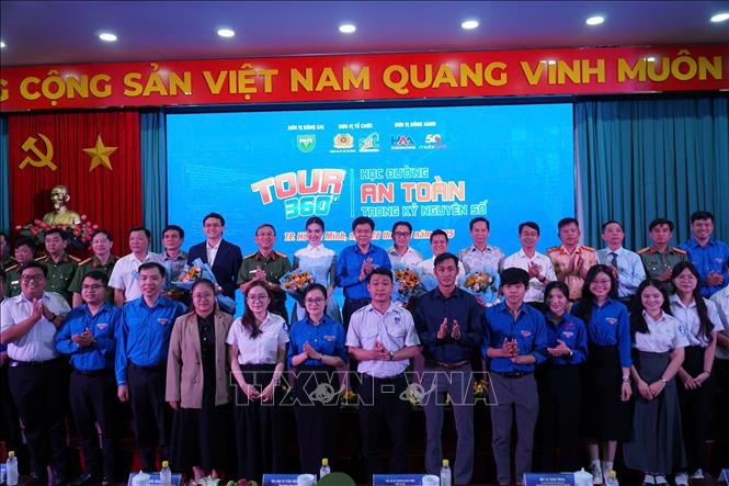 Các đại biểu và sinh viên tại Lễ khởi động chương trình “Tour 360: Học đường an toàn trong kỷ nguyên số”. Ảnh: TTXVN phát