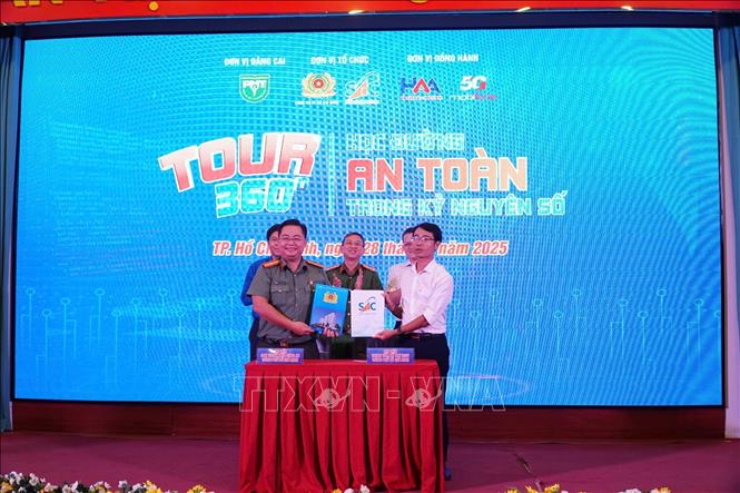 Các đại biểu ký kết, ra mắt “Biệt đội 360