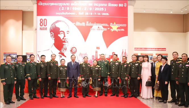 Các đại biểu tham quan Triểm lãm ảnh chuyên đề Kỷ niệm Quốc khánh Việt Nam tròn 80 năm chụp ảnh kỷ niệm. Ảnh: Xuân Tú - PV TTXVN tại Lào
