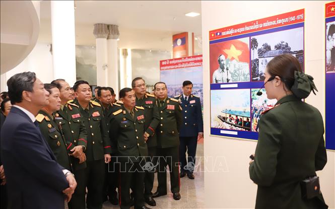 Đại sứ Việt Nam tại Lào Nguyễn Minh Tâm cùng lãnh đạo Bộ Quốc phòng Lào và các đại biểu tham quan Triểm lãm ảnh chuyên đề Kỷ niệm Quốc khánh Việt Nam tròn 80 năm. Ảnh: Xuân Tú - PV TTXVN tại Lào