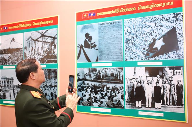 Trung tướng Vongsone Inpanphim, Chủ nhiệm Tổng Cục Chính trị Quân đội, Thứ trưởng Bộ Quốc phòng Lào tham quan triển lãm. Ảnh: Xuân Tú - PV TTXVN tại Lào