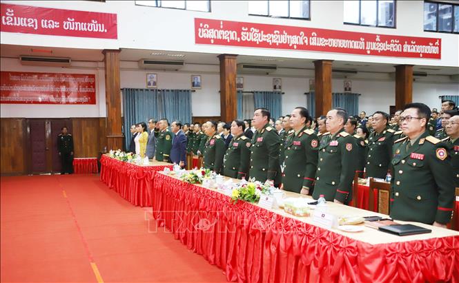 Các đại biểu thực hiện nghi thức chào cờ trước giờ khai mạc sự kiện. Ảnh: Xuân Tú - PV TTXVN tại Lào