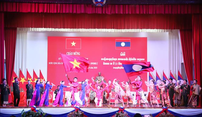 Tiết mục văn nghệ thể hình tình đoàn kết Việt Nam-Lào. Ảnh: Xuân Tú - PV TTXVN tại Lào