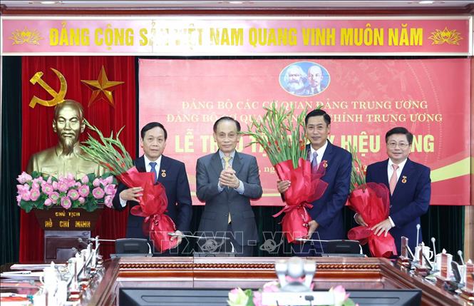 Đồng chí Lê Hoài Trung, Bí thư Trung ương Đảng, Chánh Văn phòng Trung ương trao Huy hiệu 40 năm và 30 năm tuổi Đảng cho các đồng chí lãnh đạo Ban Nội chính Trung ương. Ảnh: Phương Hoa – TTXVN