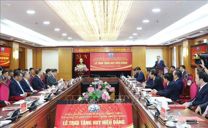 Quang cảnh Lễ trao Huy hiệu Đảng. Ảnh: Phương Hoa – TTXVN
