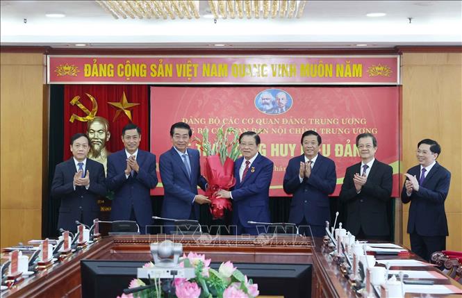 Các đồng chí lãnh đạo Ban Nội chính Trung ương chúc mừng đồng chí Phan Đình Trạc, Uỷ viên Bộ Chính trị, Bí thư Trung ương Đảng, Trưởng Ban Nội chính Trung ương nhận Huy hiệu 45 năm tuổi . Ảnh: Phương Hoa – TTXVN