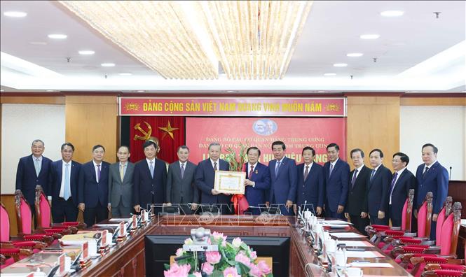 Tổng Bí thư Tô Lâm trao Huy hiệu 45 năm tuổi Đảng cho đồng chí Phan Đình Trạc, Uỷ viên Bộ Chính trị, Bí thư Trung ương Đảng, Trưởng Ban Nội chính Trung ương. Ảnh: Phương Hoa – TTXVN
