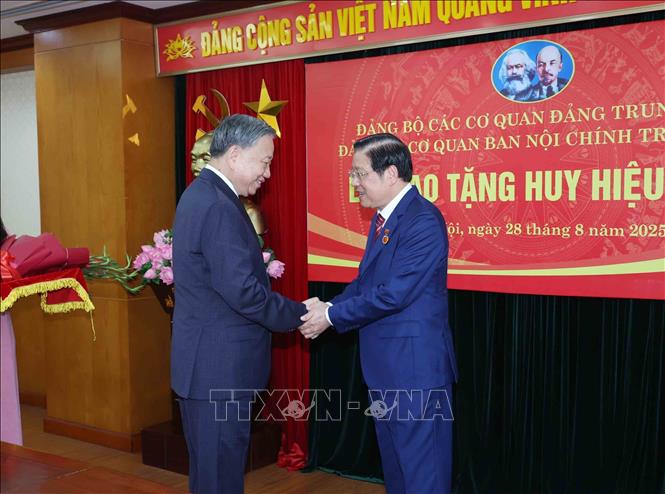 Tổng Bí thư Tô Lâm trao Huy hiệu 45 năm tuổi Đảng cho đồng chí Phan Đình Trạc, Uỷ viên Bộ Chính trị, Bí thư Trung ương Đảng, Trưởng Ban Nội chính Trung ương. Ảnh: Phương Hoa – TTXVN
