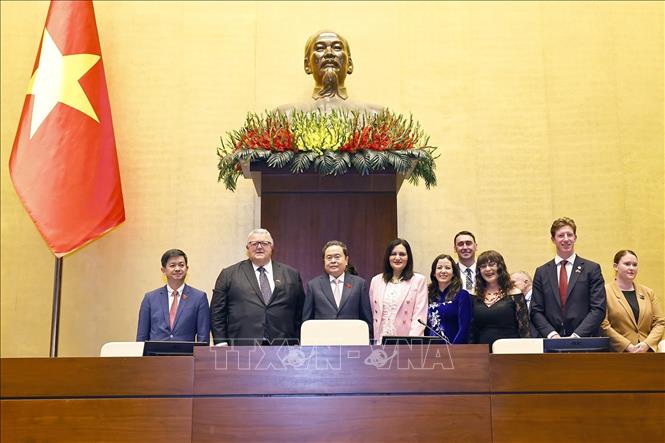 Chủ tịch Quốc hội Trần Thanh Mẫn cùng Chủ tịch Quốc hội New Zealand Gerry Brownlee tham quan phòng Diên Hồng, Nhà Quốc hội. Ảnh: Doãn Tấn - TTXVN