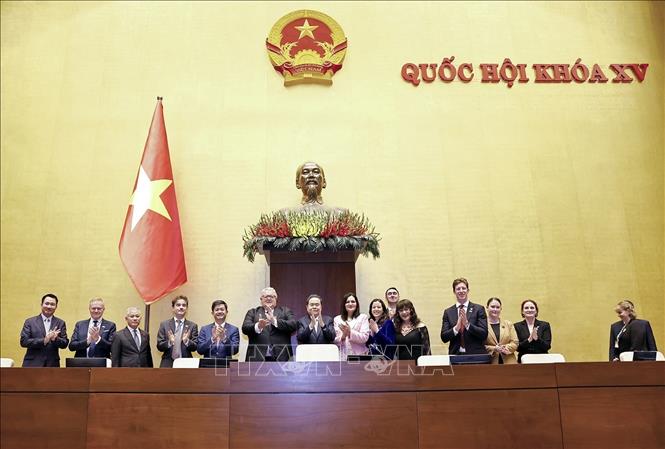Chủ tịch Quốc hội Trần Thanh Mẫn cùng Chủ tịch Quốc hội New Zealand Gerry Brownlee tham quan phòng Diên Hồng, Nhà Quốc hội. Ảnh: Doãn Tấn - TTXVN