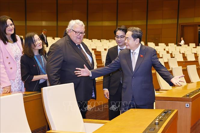 Chủ tịch Quốc hội Trần Thanh Mẫn cùng Chủ tịch Quốc hội New Zealand Gerry Brownlee tham quan phòng Diên Hồng, Nhà Quốc hội. Ảnh: Doãn Tấn - TTXVN