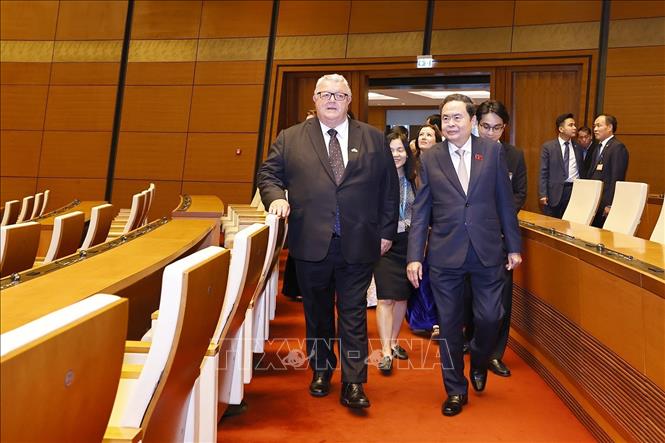 Chủ tịch Quốc hội Trần Thanh Mẫn cùng Chủ tịch Quốc hội New Zealand Gerry Brownlee tham quan phòng Diên Hồng, Nhà Quốc hội. Ảnh: Doãn Tấn - TTXVN