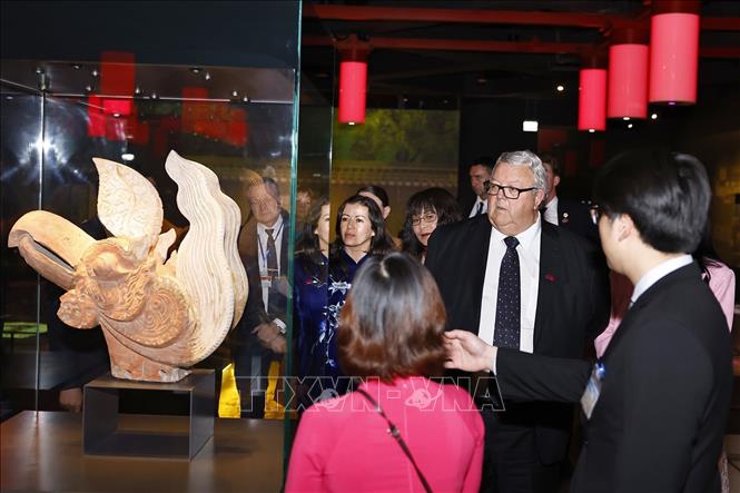 Chủ tịch Quốc hội New Zealand Gerry Brownlee tham quan Khu trưng bày các phát hiện khảo cổ học dưới lòng đất Nhà Quốc hội. Ảnh: Doãn Tấn - TTXVN