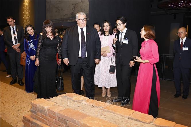 Chủ tịch Quốc hội New Zealand Gerry Brownlee tham quan Khu trưng bày các phát hiện khảo cổ học dưới lòng đất Nhà Quốc hội. Ảnh: Doãn Tấn - TTXVN