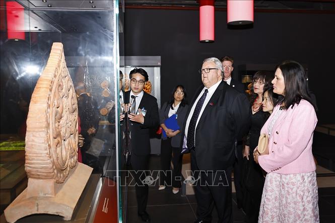 Chủ tịch Quốc hội New Zealand Gerry Brownlee tham quan Khu trưng bày các phát hiện khảo cổ học dưới lòng đất Nhà Quốc hội. Ảnh: Doãn Tấn - TTXVN
