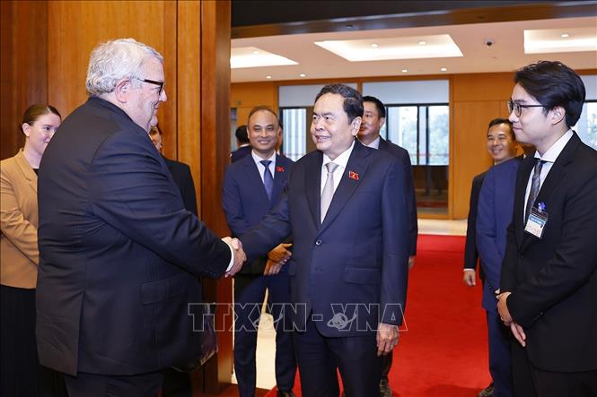 Chủ tịch Quốc hội Trần Thanh Mẫn cùng Chủ tịch Quốc hội New Zealand Gerry Brownlee tham quan phòng Diên Hồng, Nhà Quốc hội. Ảnh: Doãn Tấn - TTXVN